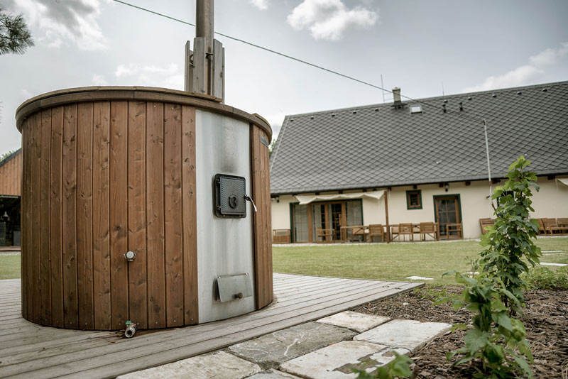 Koupací vyhřívaný saunovací sud